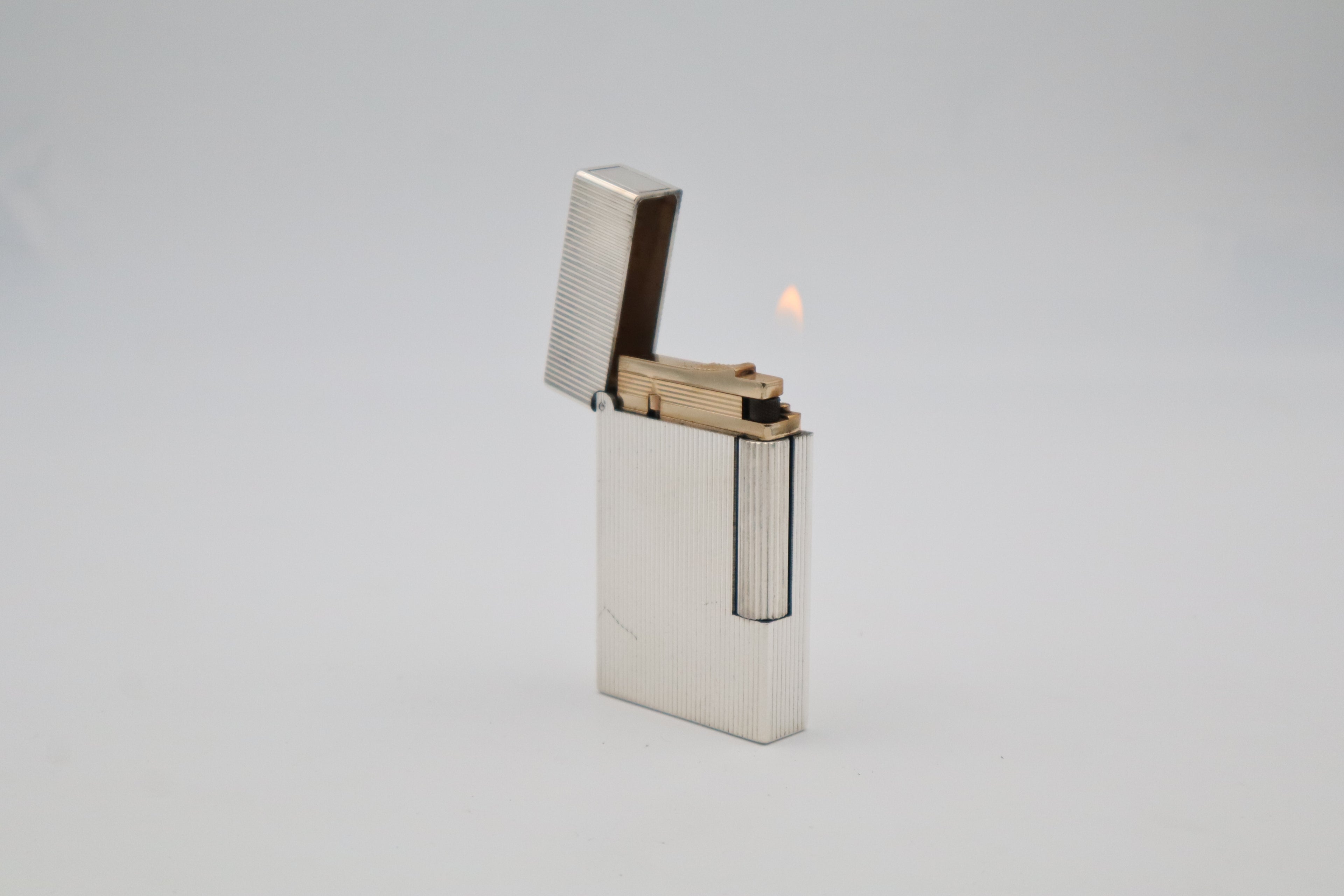 S.T. Dupont Ligne 2 silver vertical stripes lighter