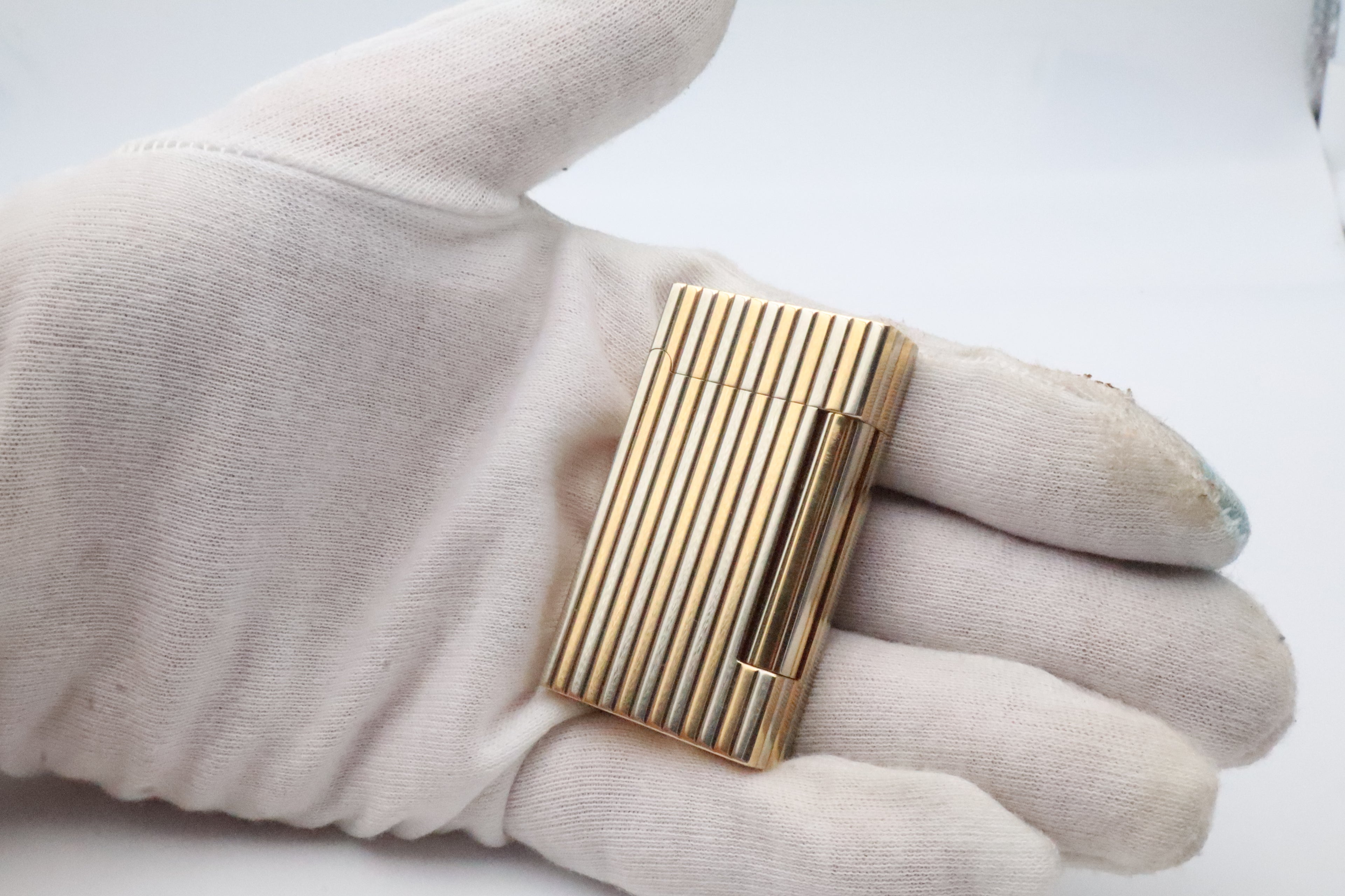 Solid gold S.T. Dupont Ligne D front on an angle with reflective lightning