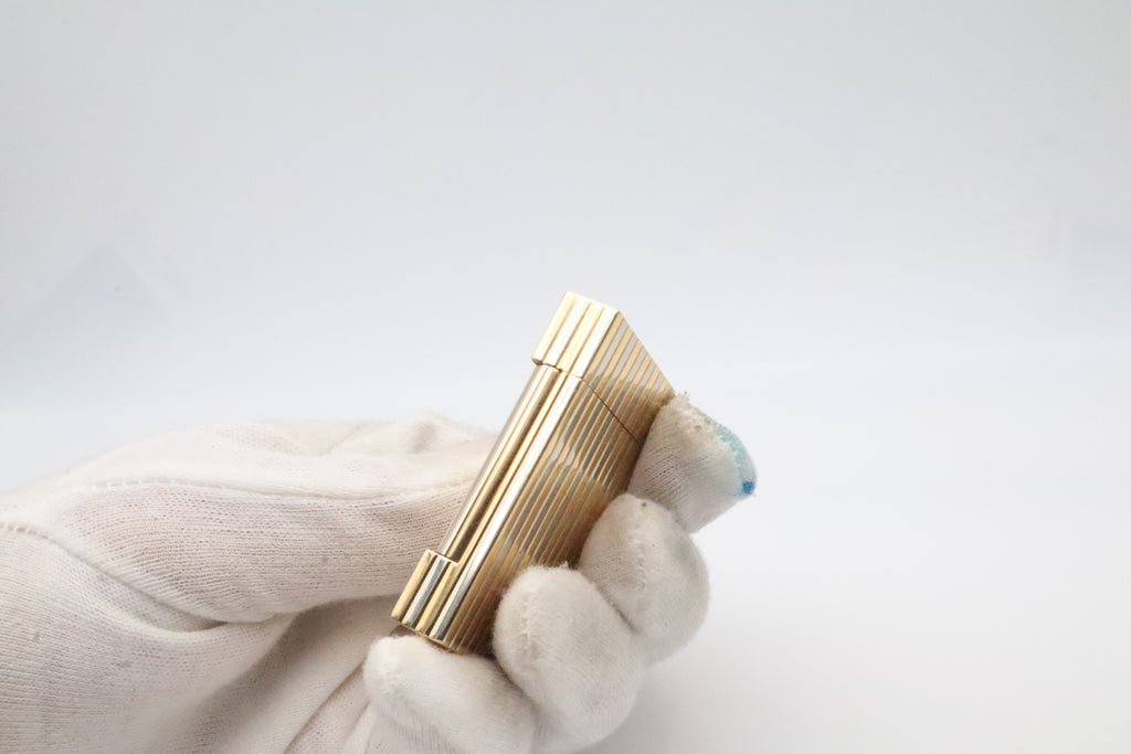 Solid gold S.T. Dupont Ligne D side profile with reflecting light