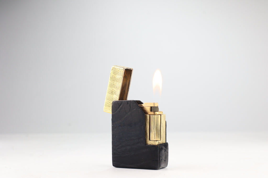 The inner mechanism of the S.T. Dupont Ligne 1 BS lit, with the gold jacket removed