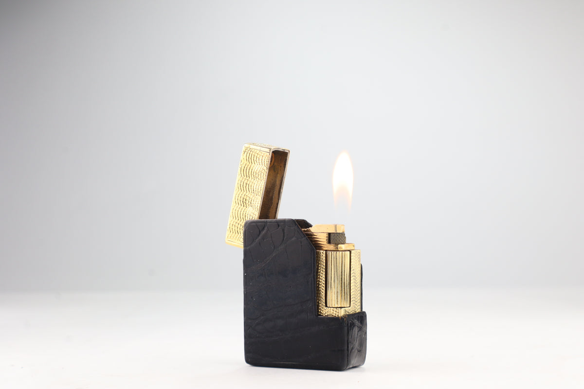 The inner mechanism of the S.T. Dupont Ligne 1 BS lit, with the gold jacket removed