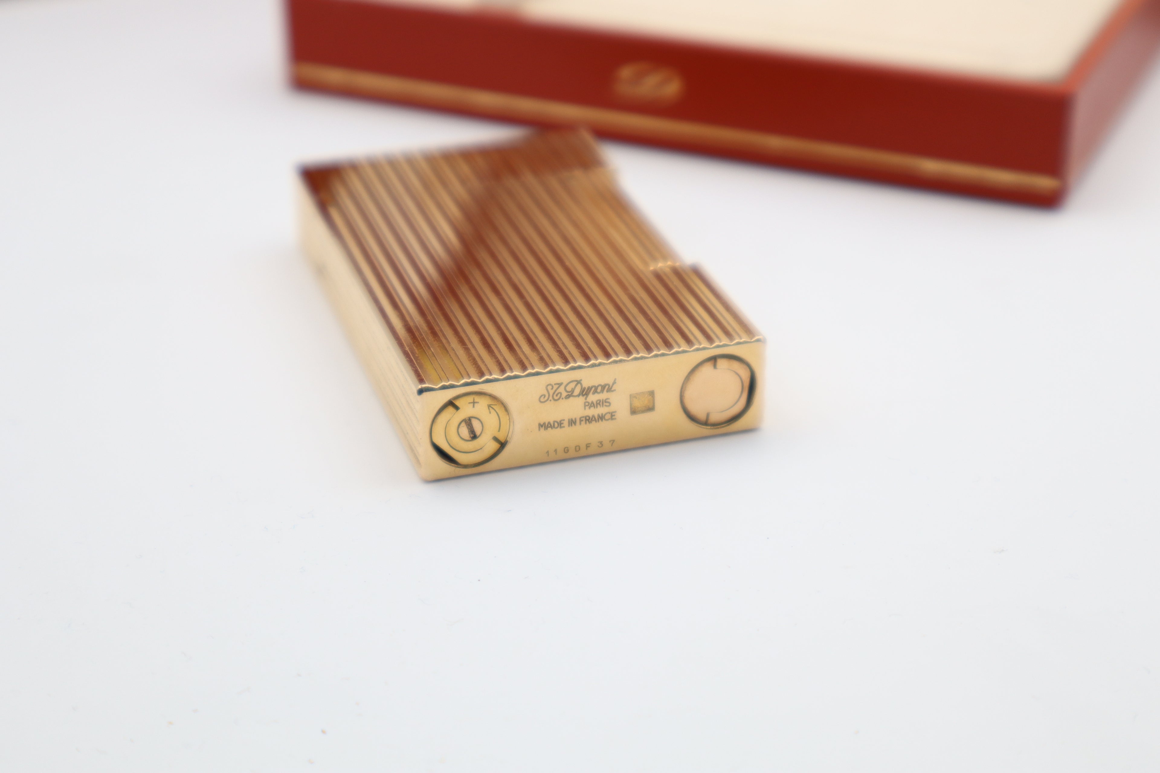 S.T. Dupont Ligne 2 Gold vertical stripes with box