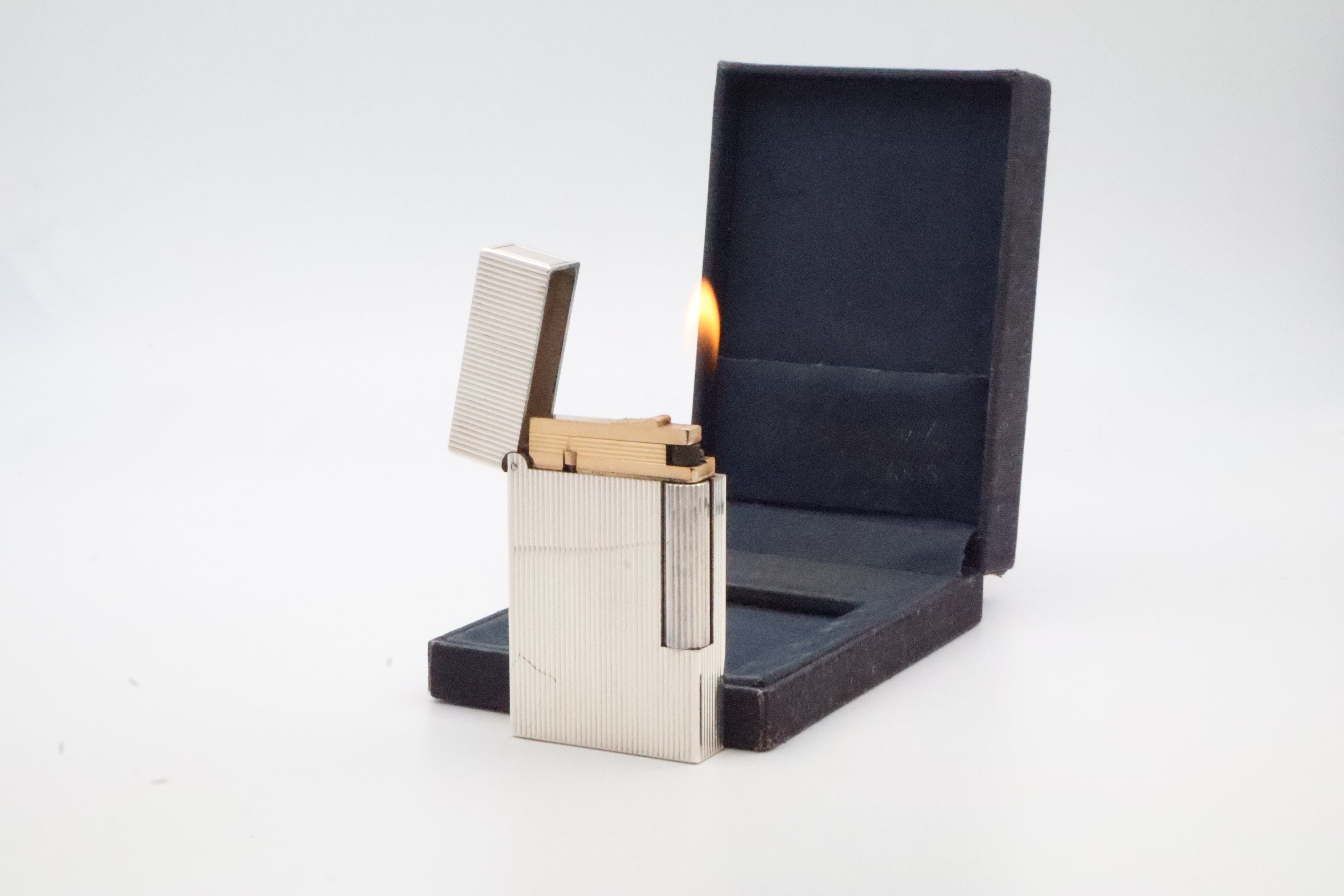S.T. Dupont Ligne 2 silver vertical stripes lighter
