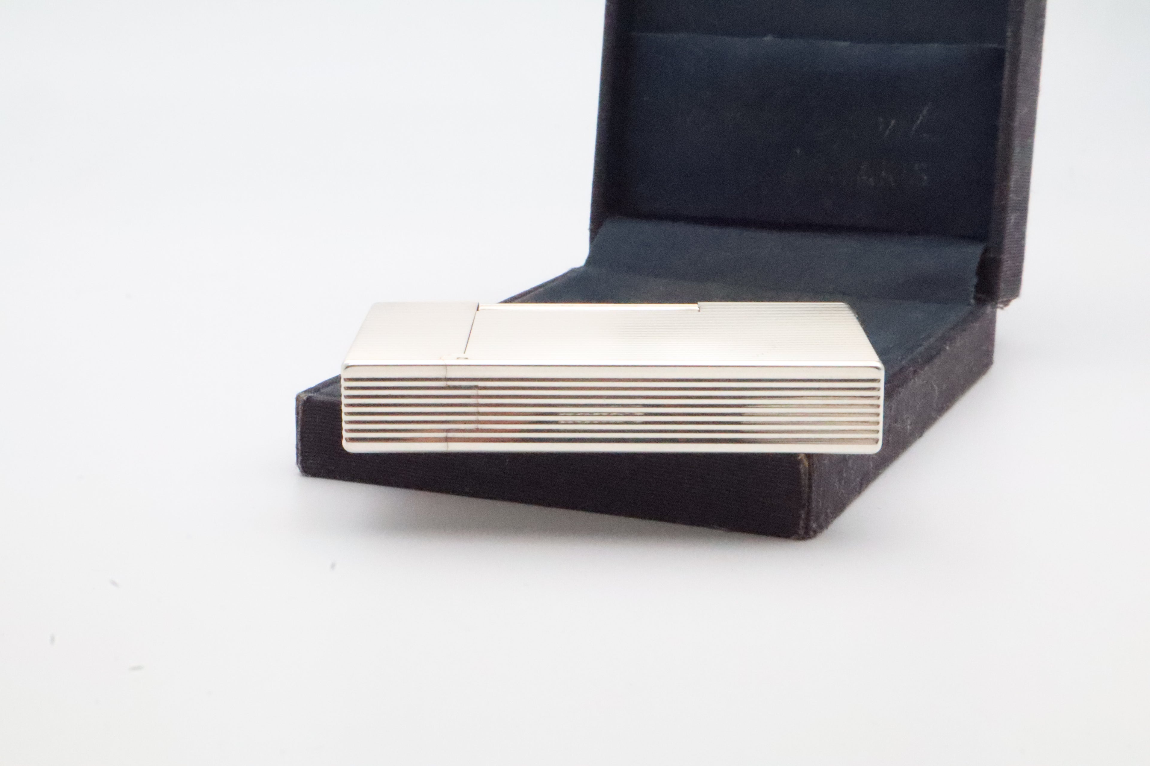 S.T. Dupont Ligne 2 silver vertical stripes lighter