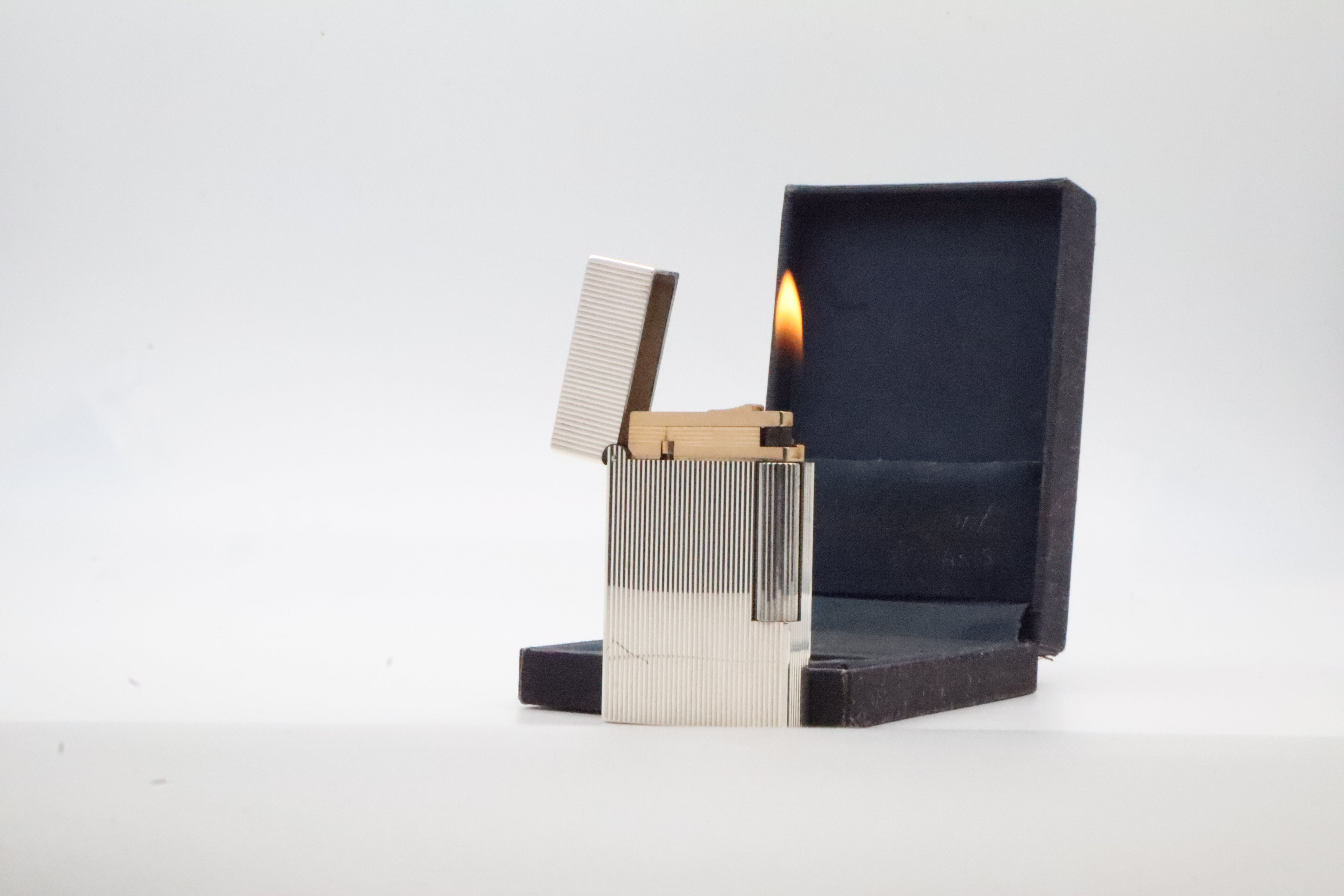 S.T. Dupont Ligne 2 silver vertical stripes lighter