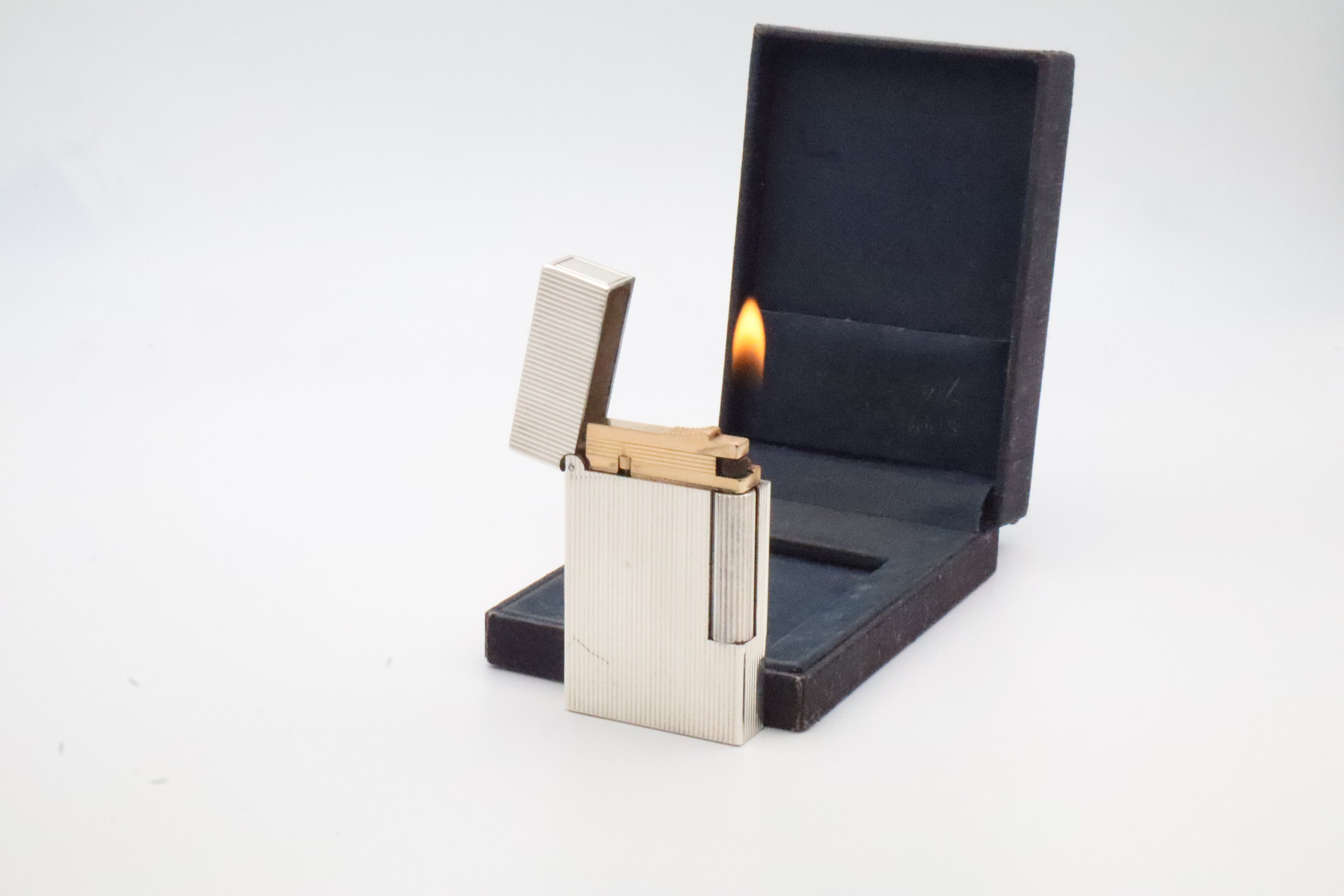 S.T. Dupont Ligne 2 silver vertical stripes lighter