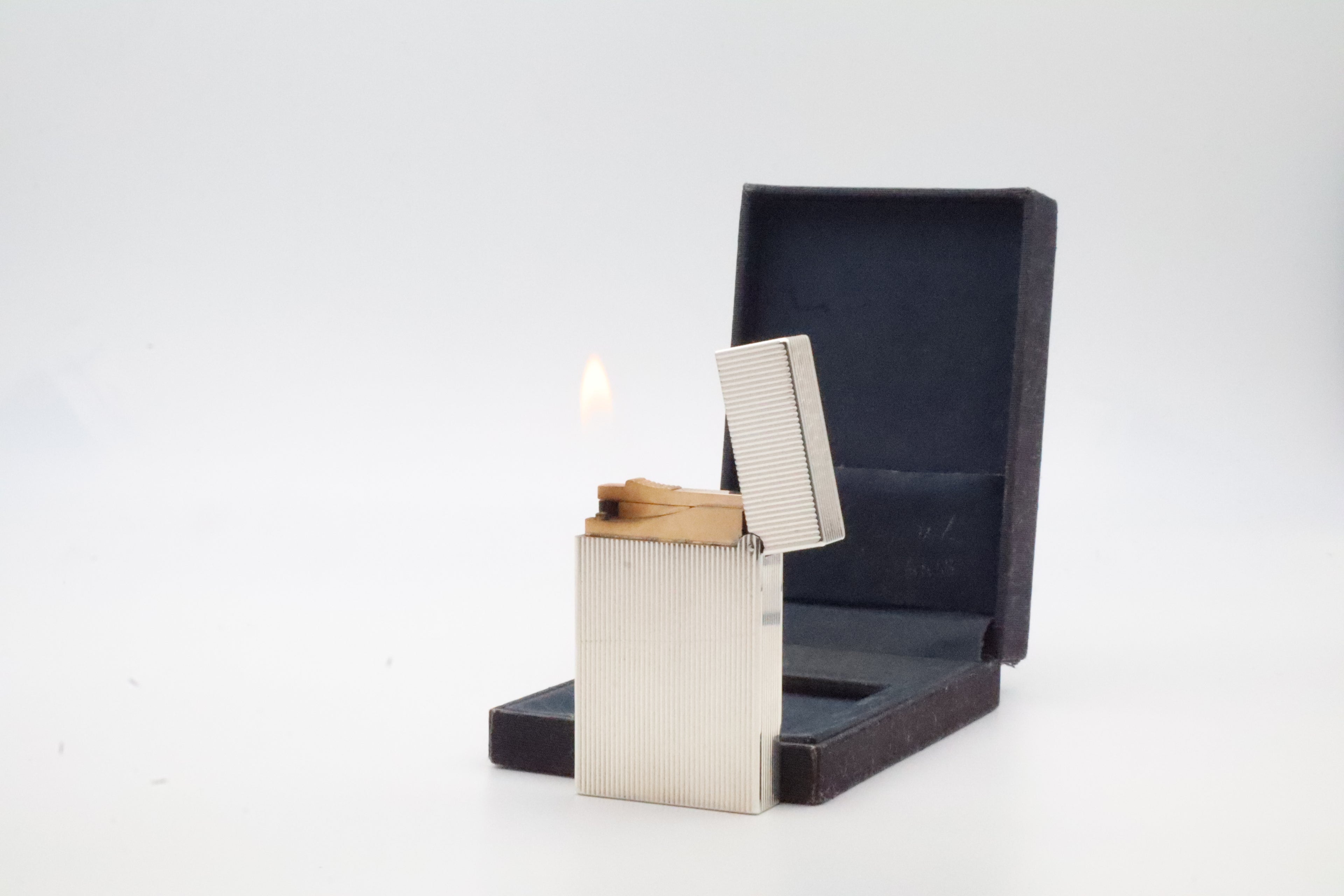 S.T. Dupont Ligne 2 silver vertical stripes lighter