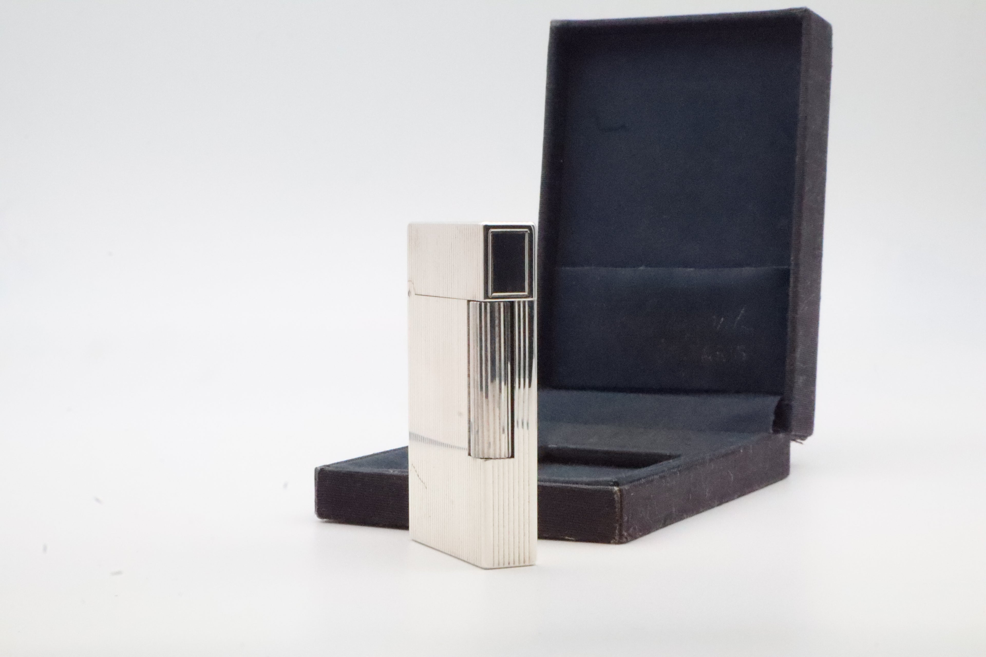 S.T. Dupont Ligne 2 silver vertical stripes lighter