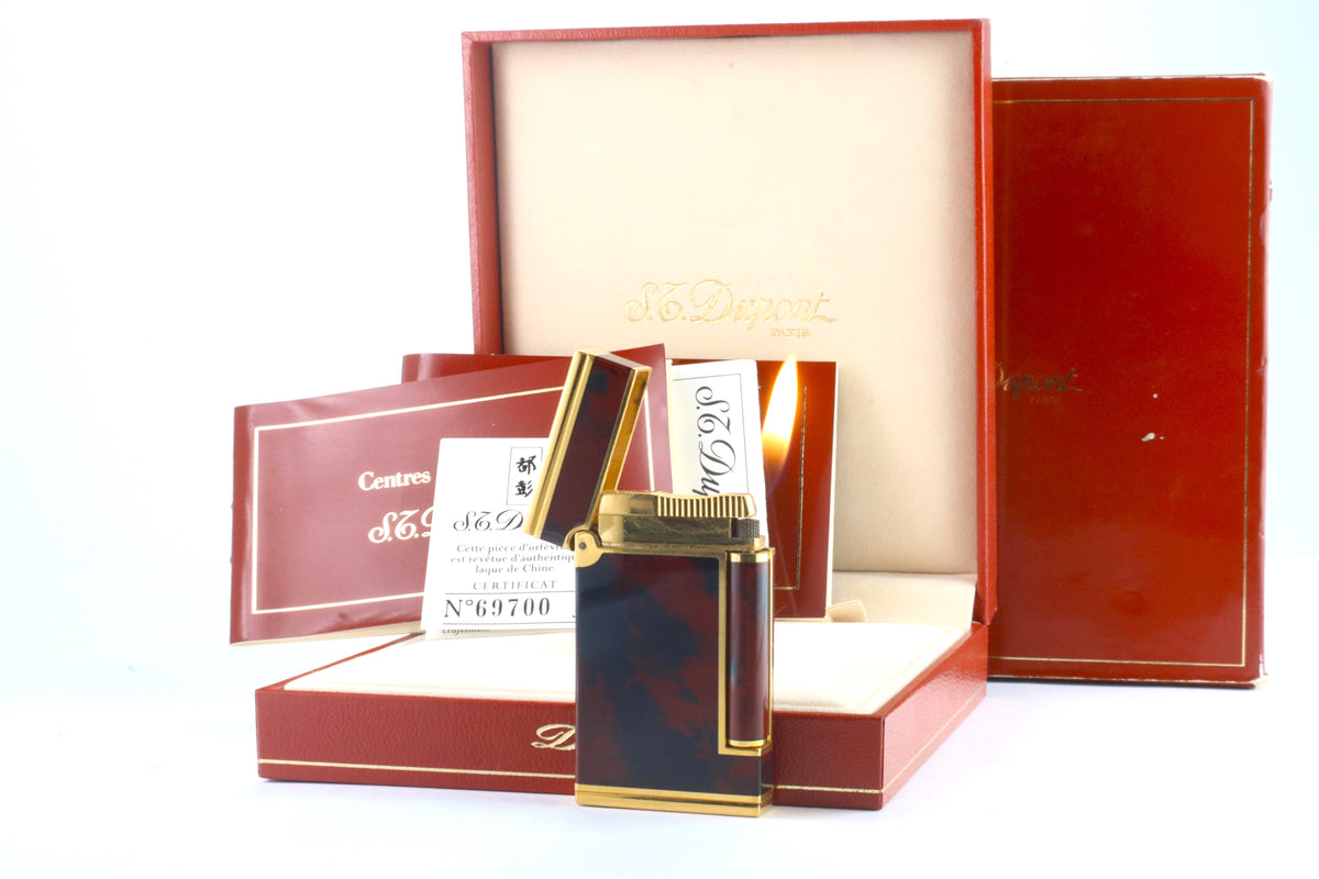 S.T. Dupont Ligne D lighter in marbled Normandie laque de chine with gold trim, with its red box, papers and numbered lacquer certificate