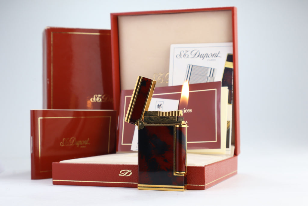 S.T. Dupont Ligne D lighter in marbled Normandie laque de chine with gold trim, with its red box, papers and numbered lacquer certificate