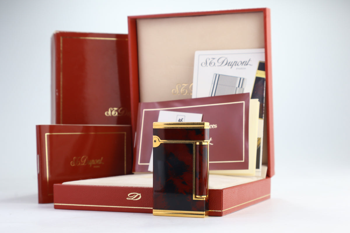 S.T. Dupont Ligne D lighter in marbled Normandie laque de chine with gold trim, with its red box, papers and numbered lacquer certificate