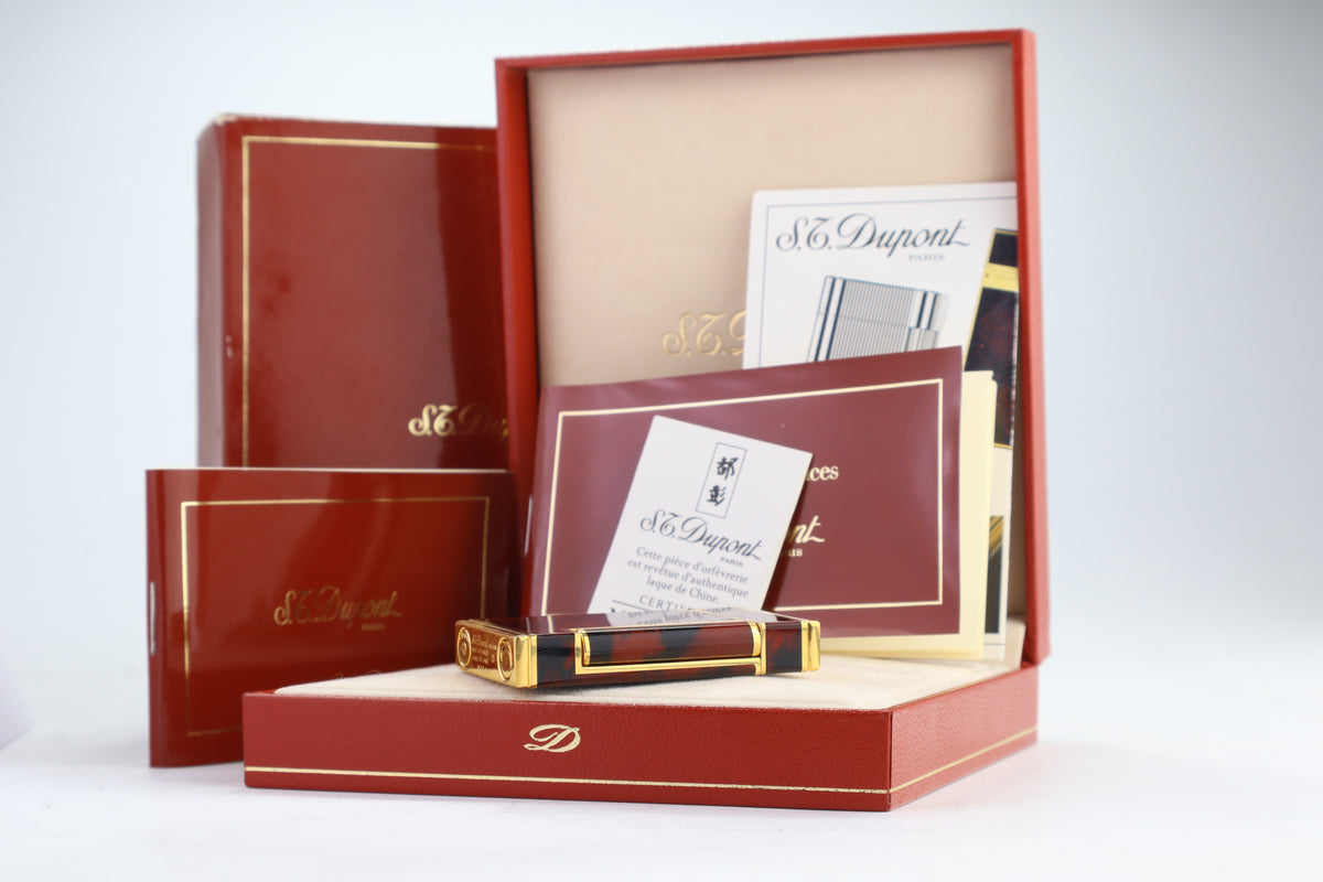 S.T. Dupont Ligne D lighter in marbled Normandie laque de chine with gold trim, with its red box, papers and numbered lacquer certificate