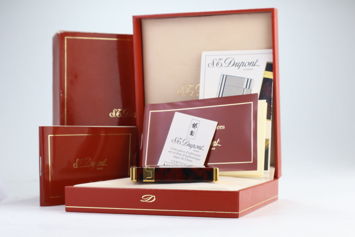 S.T. Dupont Ligne D lighter in marbled Normandie laque de chine with gold trim, with its red box, papers and numbered lacquer certificate