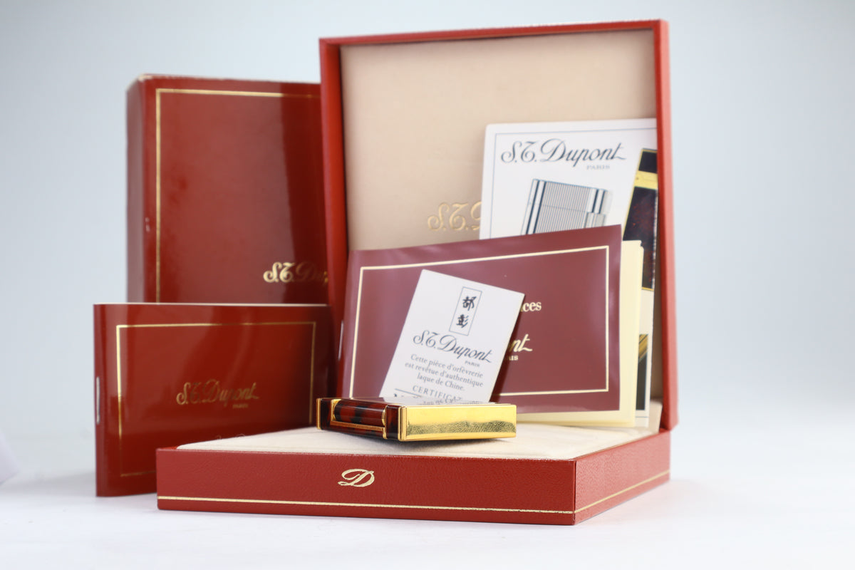 S.T. Dupont Ligne D lighter in marbled Normandie laque de chine with gold trim, with its red box, papers and numbered lacquer certificate
