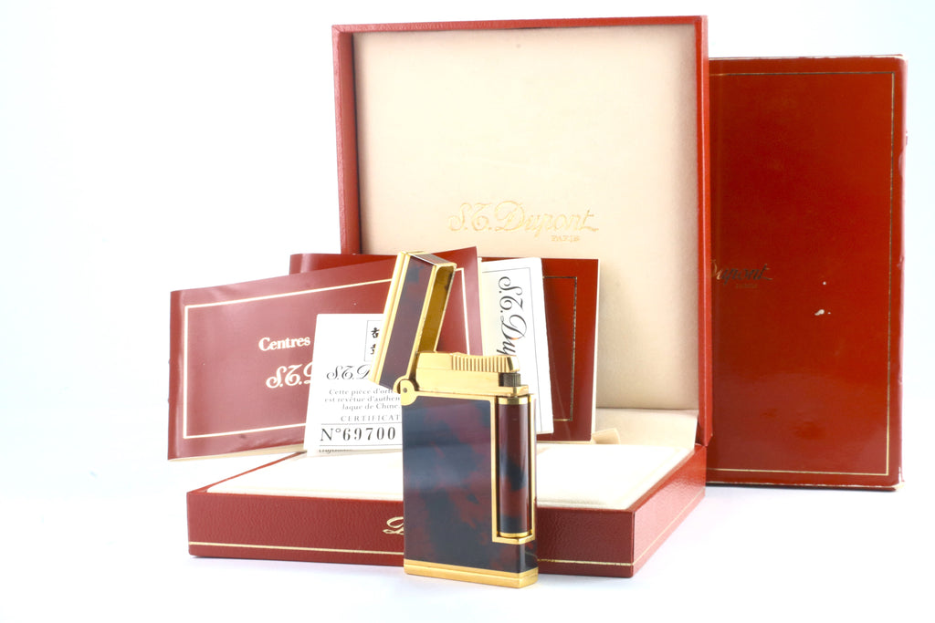 S.T. Dupont Ligne D lighter in marbled Normandie laque de chine with gold trim, with its red box, papers and numbered lacquer certificate